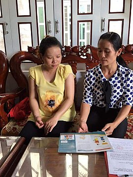 CB dân số xã Quảng Tiến tư vấn cho phụ nữ trong độ tuổi sinh đẻ về lợi ích của sàng lọc trước sinh,  sơ sinh góp phần nâng cao chất lượng dân số. 
